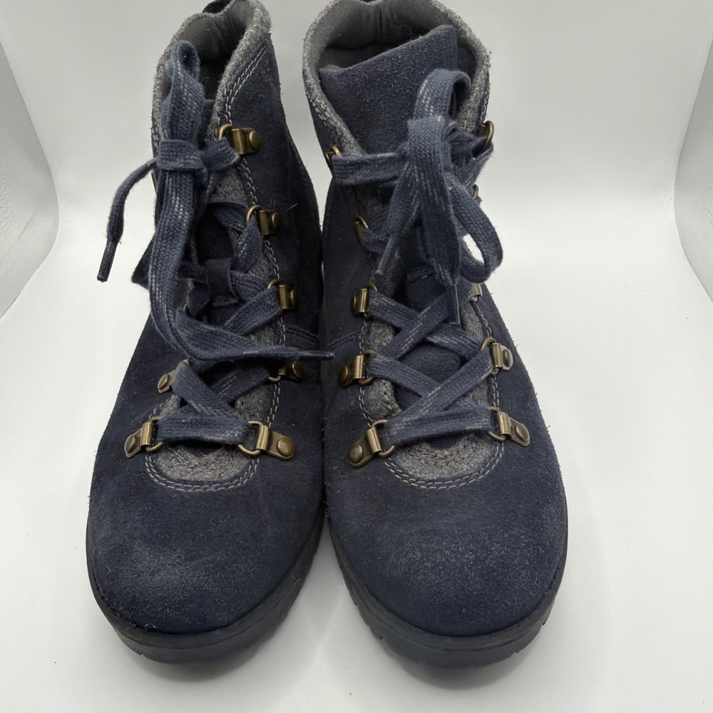 Clarks Navy Suede Lace Up Ankle Boots Gray Knit Lined Lug Sole Women's Size 7.5 - Picture 2 of 8
